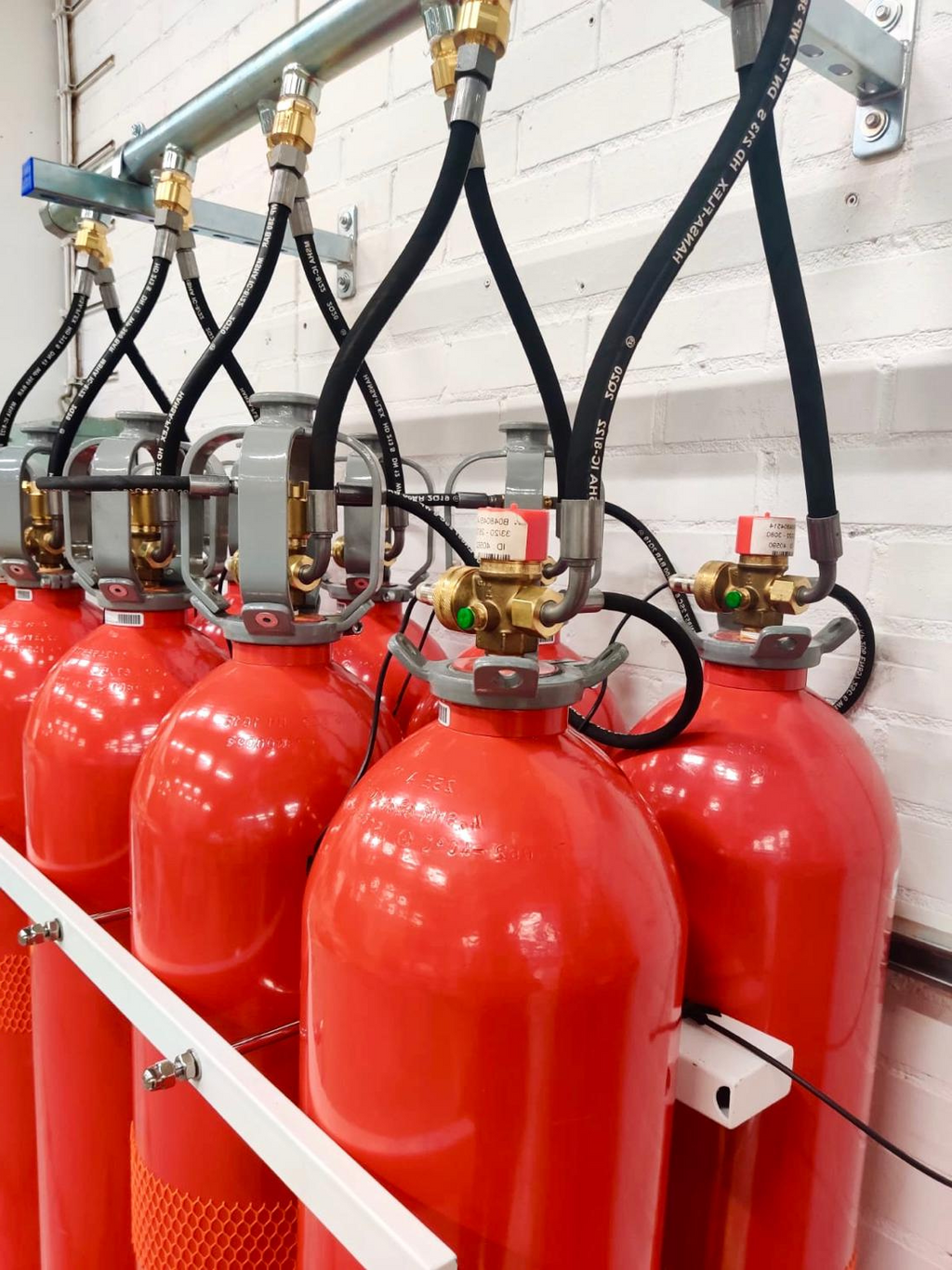 Agnitar CO2 Fire Suppression System – double-line cylinder installation ensuring EN, NFPA and ISO compliant fire safety.
